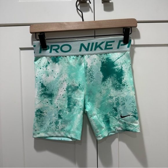 NIKE [XL] Girl's PRO 3" Training Shorts-Green Tie Dye - Picture 4 of 6